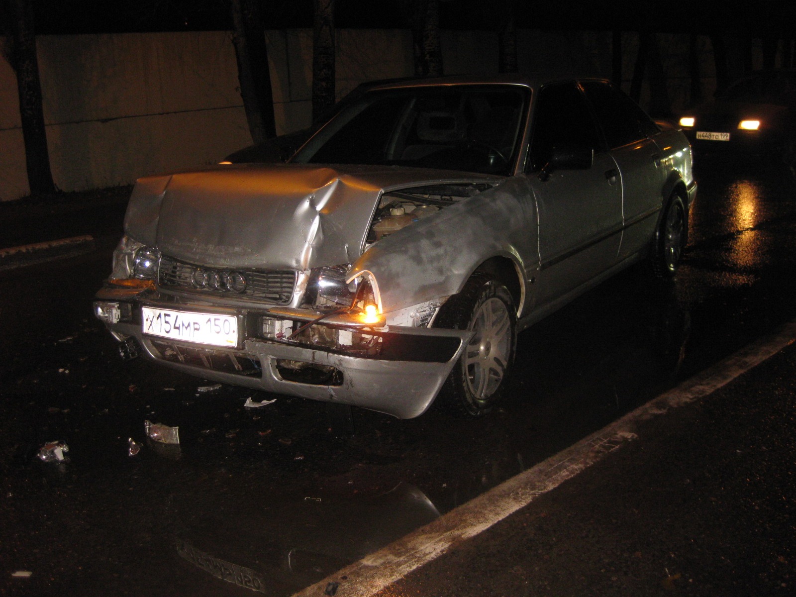 Ауди врезалась. Ауди врезалась. Разбитая ауди тт. Разбитая ауди серая пмр. Разбитая ауди на трассе.