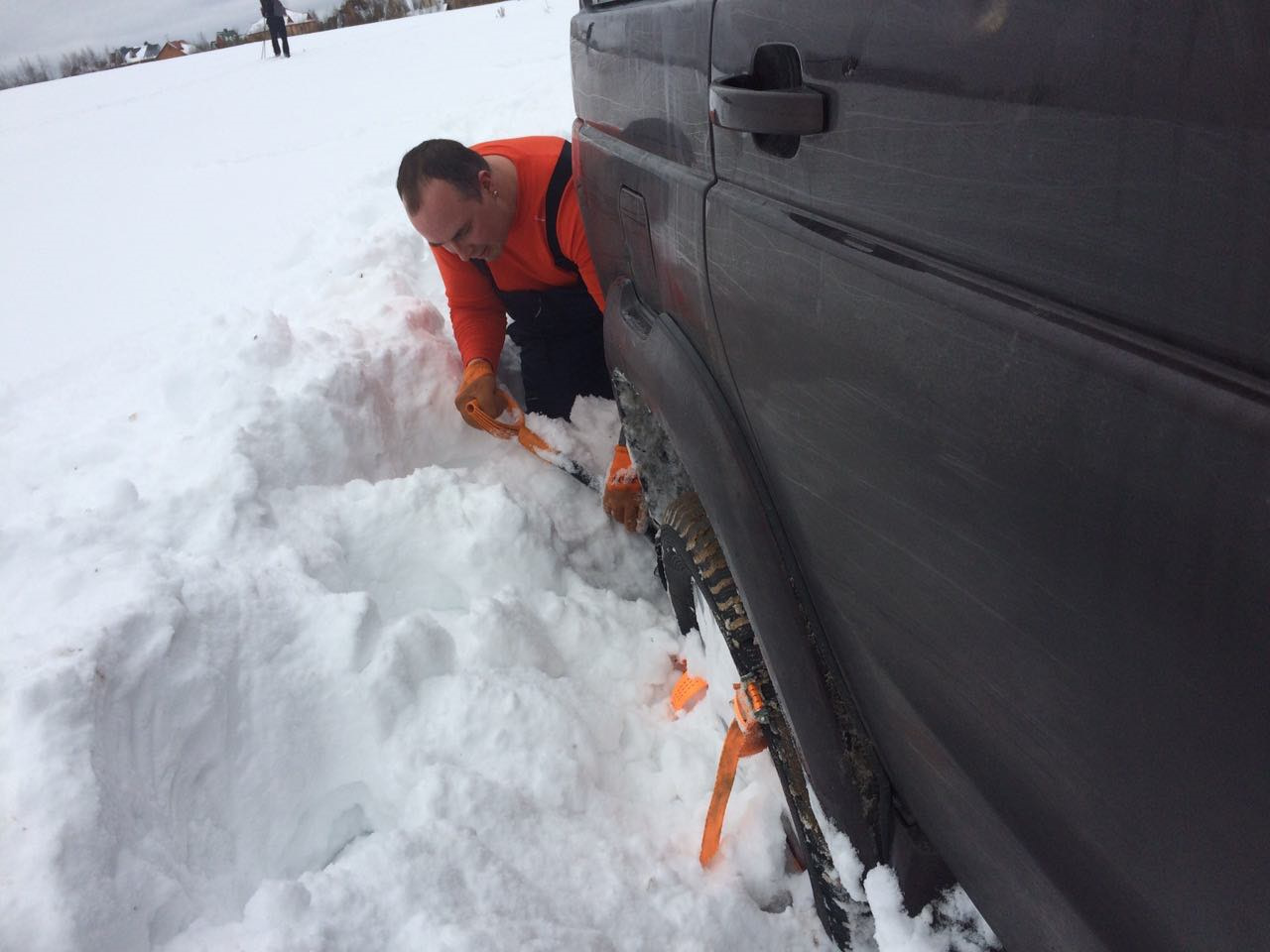 Вытащить из сугроба. Вытянуть авто из снега. Для вытаскивания машины из снега. Машину достают из снега. Вытащить авто из снега.