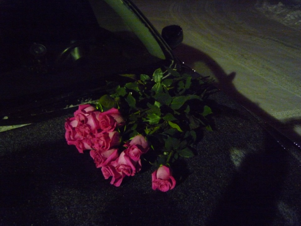 Фото в машине цветы на коленях