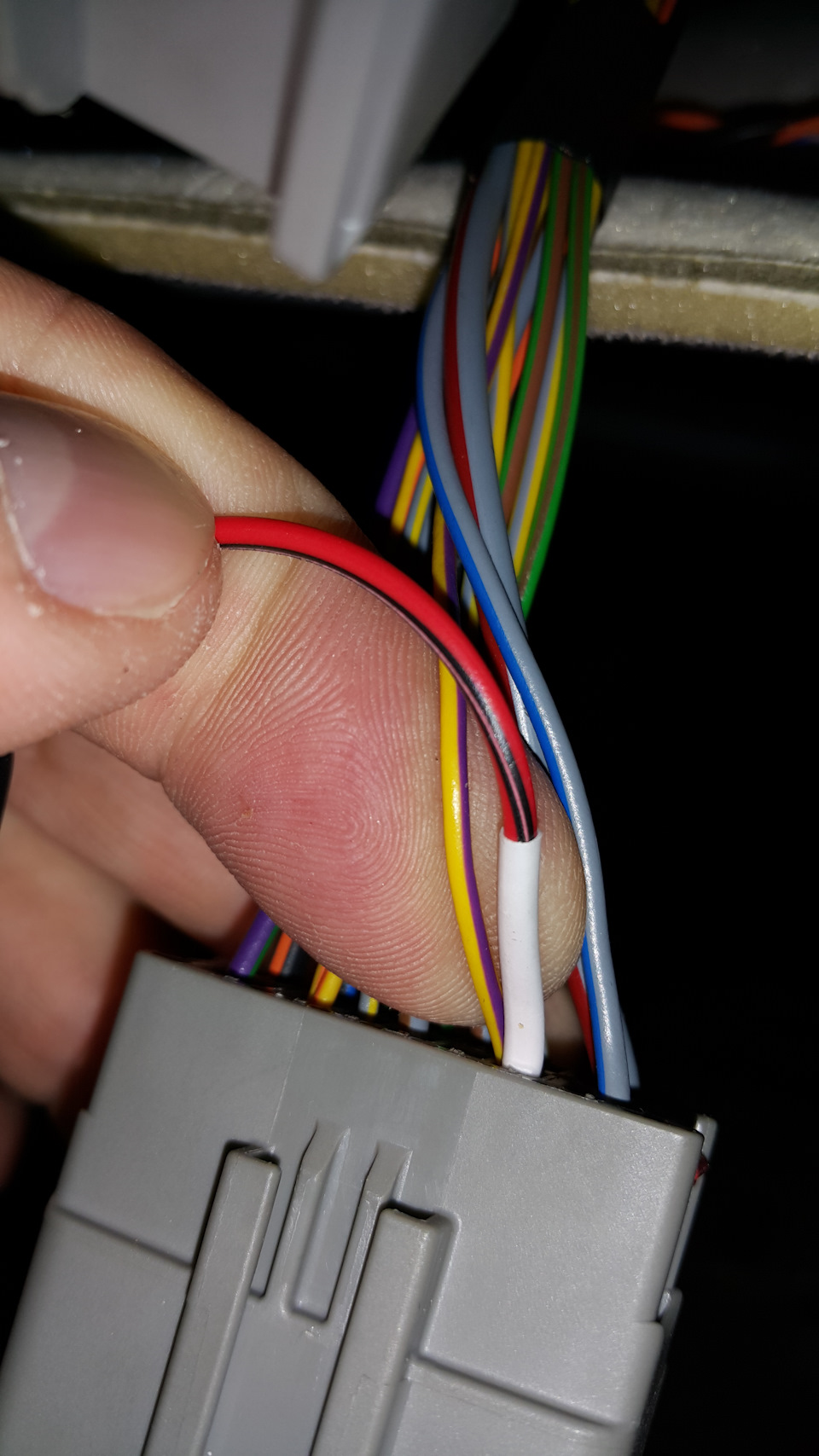 Интегрированный красный провод модуля — Volvo XC70 III