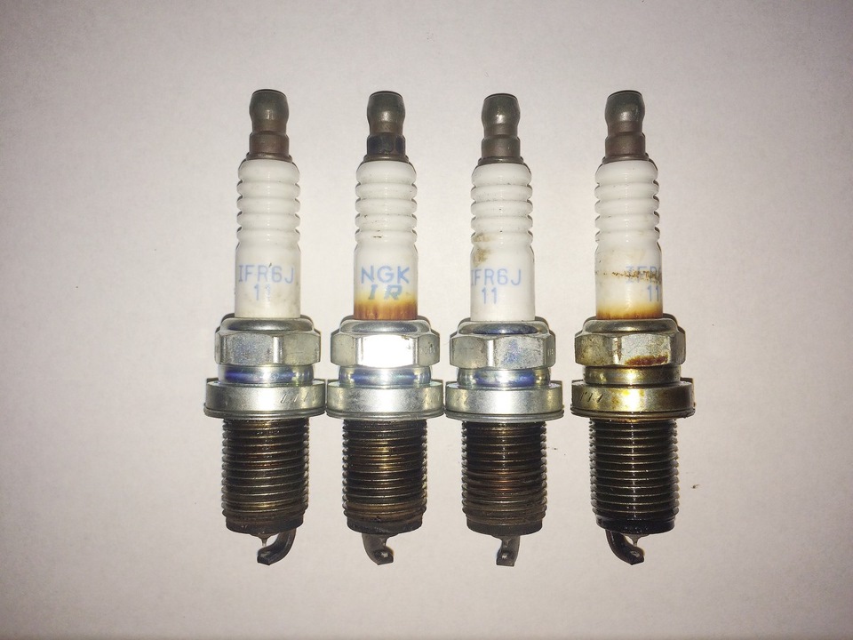 правая свеча из второго цулиндера — Suzuki Jimny (1G)