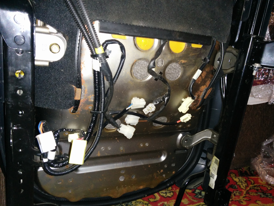 Замена переднего правого кресла на \"спорт\", переустановка кожаной ...