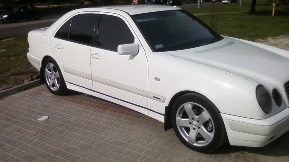 Бел 210. W210 White on Performa 25. W210 белый под лаком. Beliy e 210 1997. Mers 777.