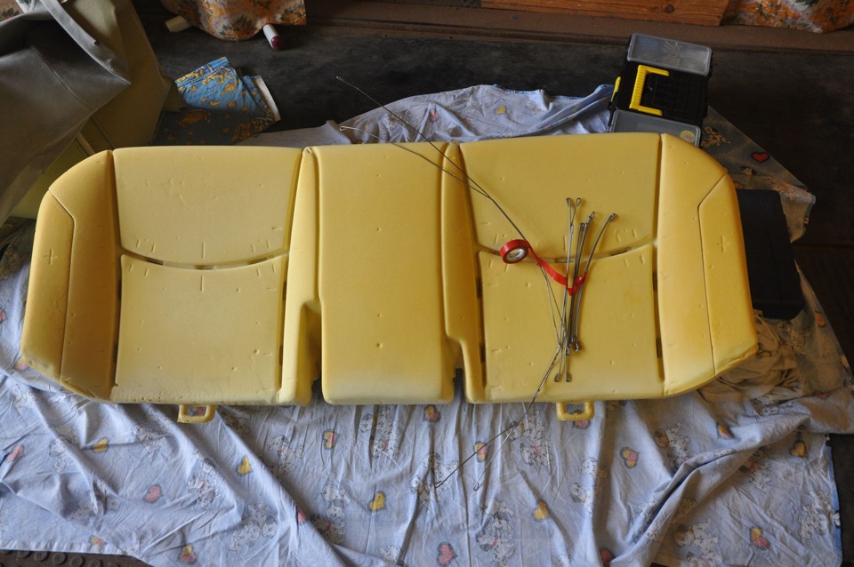 из обивки вынуты спицы — Toyota Prius (30)