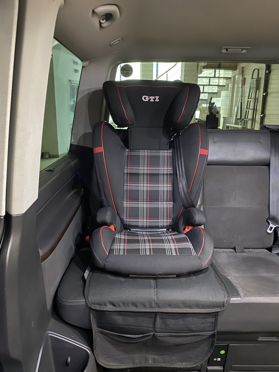 Детское кресло Volkswagen GTI Design — Volkswagen Multivan (T5), 2 л, 2012  года | аксессуары | DRIVE2