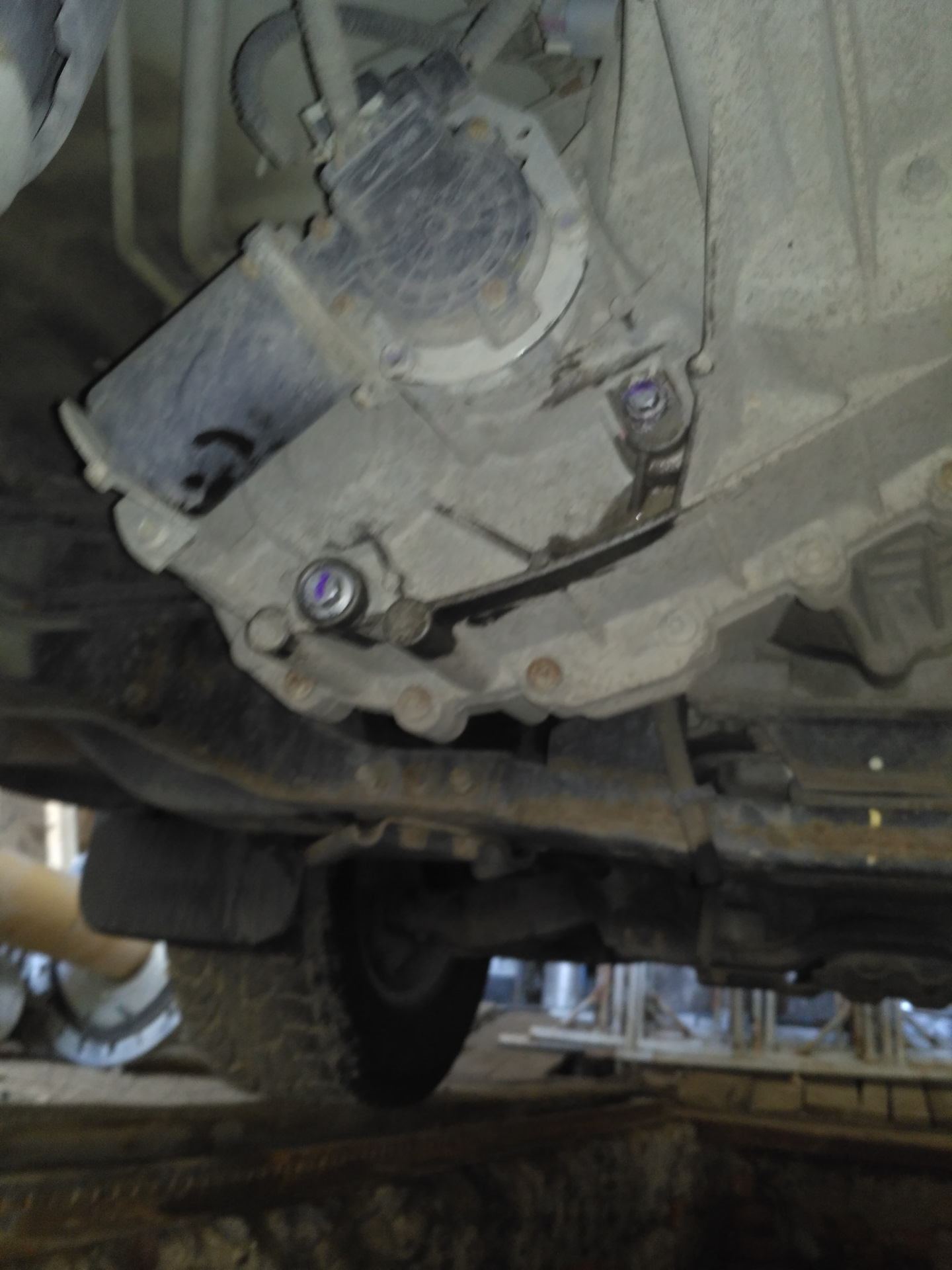 Масло в раздатку и дифференциал на рх 300 1999. Термостат акпп тойота тундра 5. Замена масла в дифференциале. 8. Сливная пробка ауди q5.