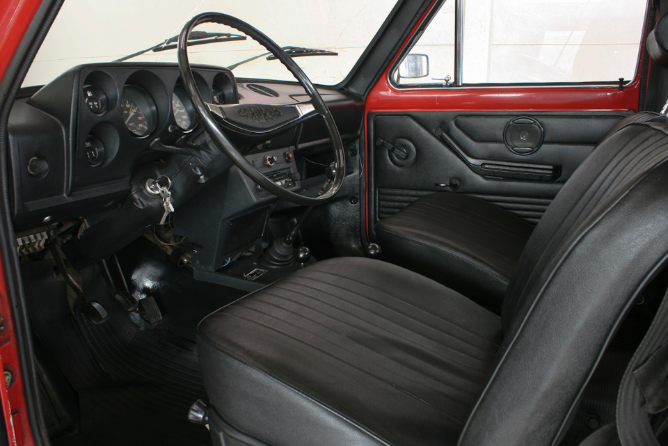 чистый салон автомобиля Нива