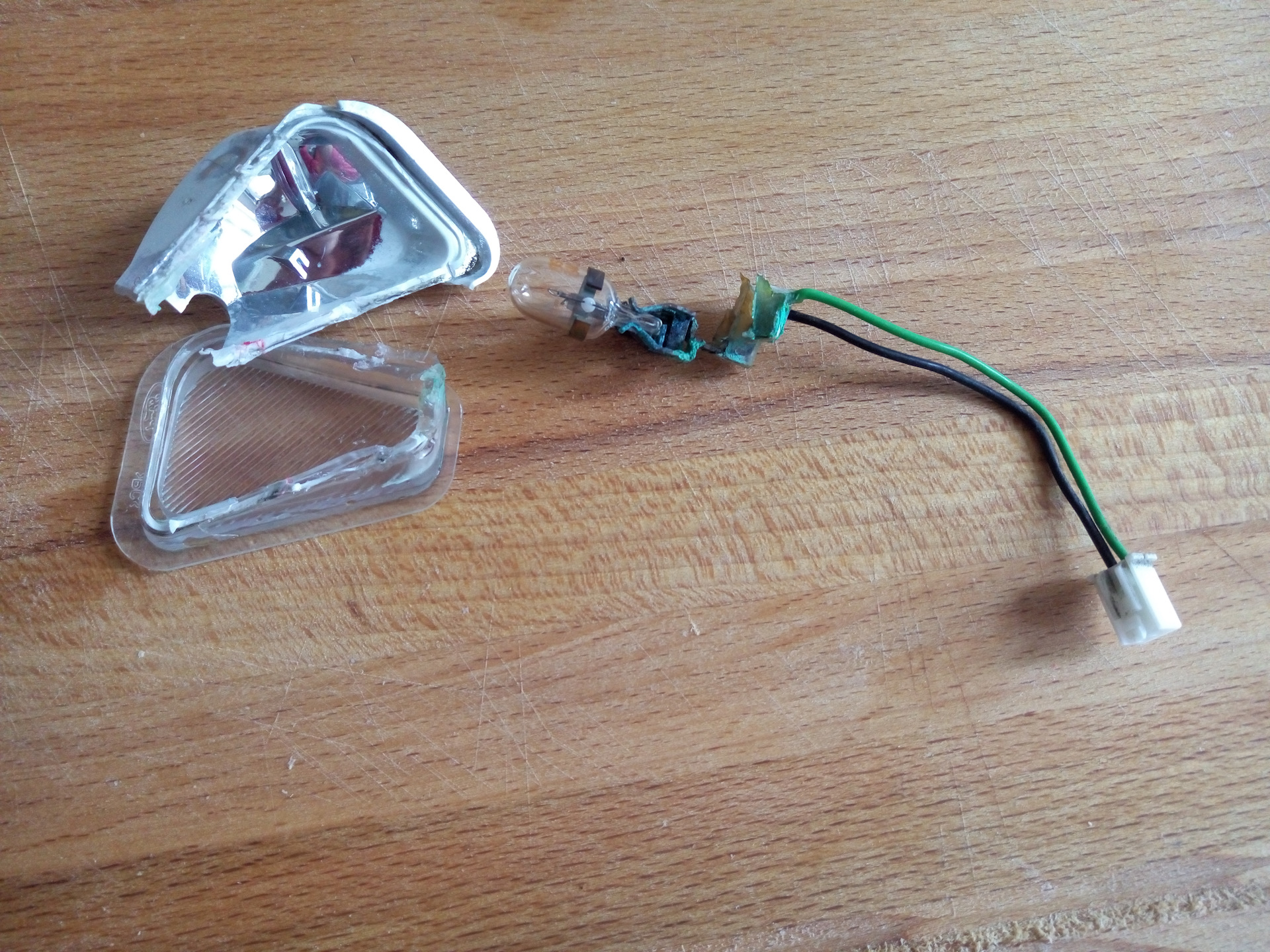 Лампа для фары ближнего света пежо 207. Лампочки в противотуманные фары форд max 2006. C max лампочки. Фонарь под зеркалом ford c-max 2007. Led лампы ford s-max.