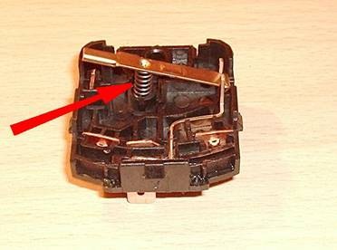 Как менять подрулевой переключатель на нексии. ddc125u 960. Как менять подрулевой переключатель на нексии фото. Как менять подрулевой переключатель на нексии-ddc125u 960. картинка Как менять подрулевой переключатель на нексии. картинка ddc125u 960. Машина пока не в эксплуатации, но бывают частичные моменты небольшого движения на районе, чтобы всё функционировало должным образом и не застаивалось.Внезапно, обнаружилась целая серия странных и мистических чудачеств подрулевых переключателей. Например, дворники включались после включения дальнего света, или после выключения поворотников, плюс частота взмаха без омывания лобового стекла стала не меньше 3-х раз. Если была необходимость одного взмаха — после возврата в исходное положение переключателя, дворники ещё несколько раз "трудились".Оказалось, я не одинок и возникшая ситуация с точностью до мельчайших деталей повторялась уже у многих. Нашел рецепт предотвращения этой проблемы и изложу здесь последовательность с фотографиями. Возможности вести съемку не было, к сожалению, поэтому материал был позаимствован отсюда = >> s2929.narod.ru/_foto_faq_003.htm#_Toc194737046