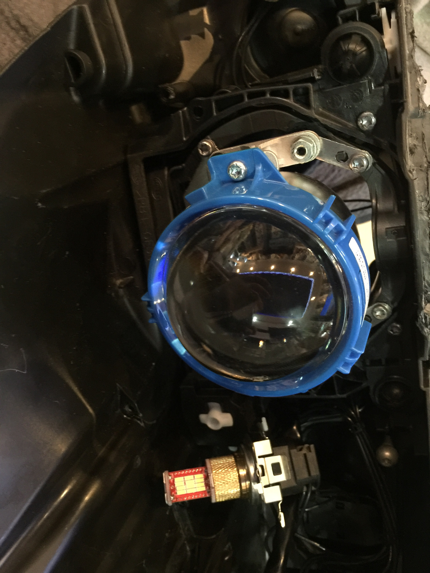 Bi led модули шкода кодиак. Bi led h7 линза kia ceed ed. Диодные би линзы в фару н4. Установка led модулей. Bi led в bmw e34.