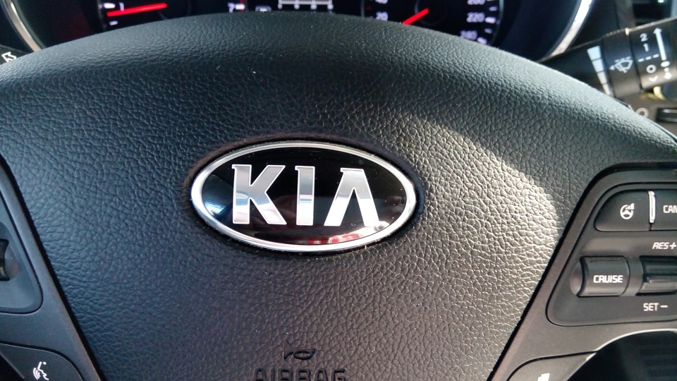 Как снять эмблему с руля kia picanto