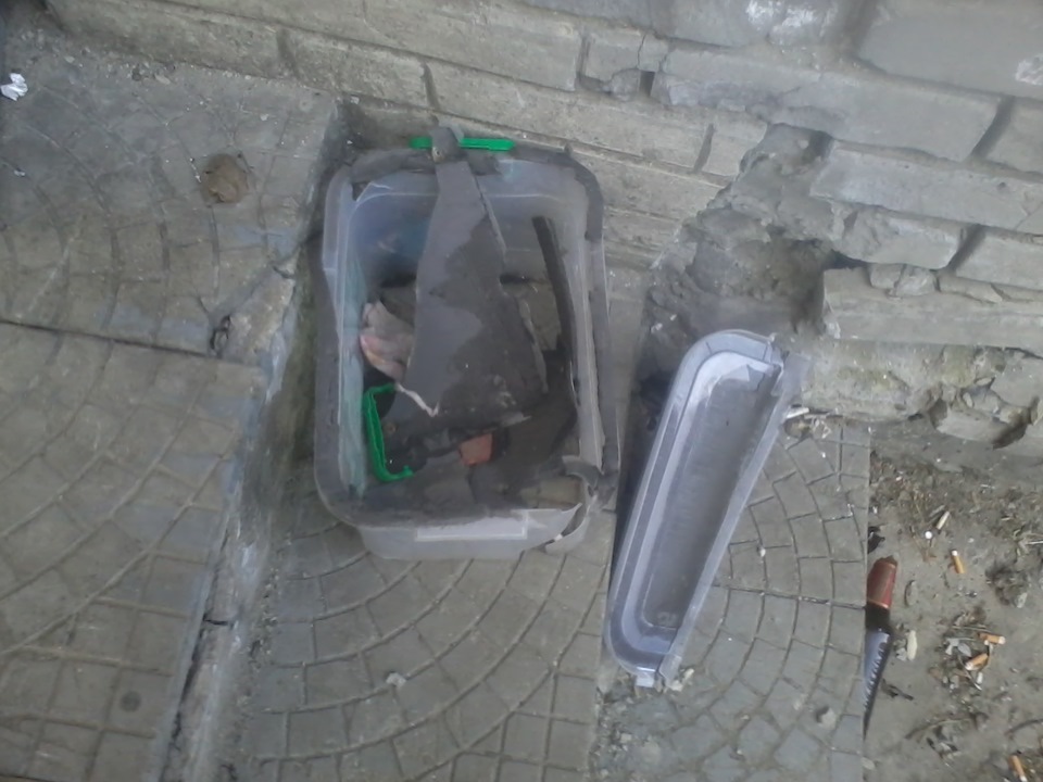 Аккумулятор в багажнике. — Toyota Avensis I, 2 л., 1998 года | тюнинг ...