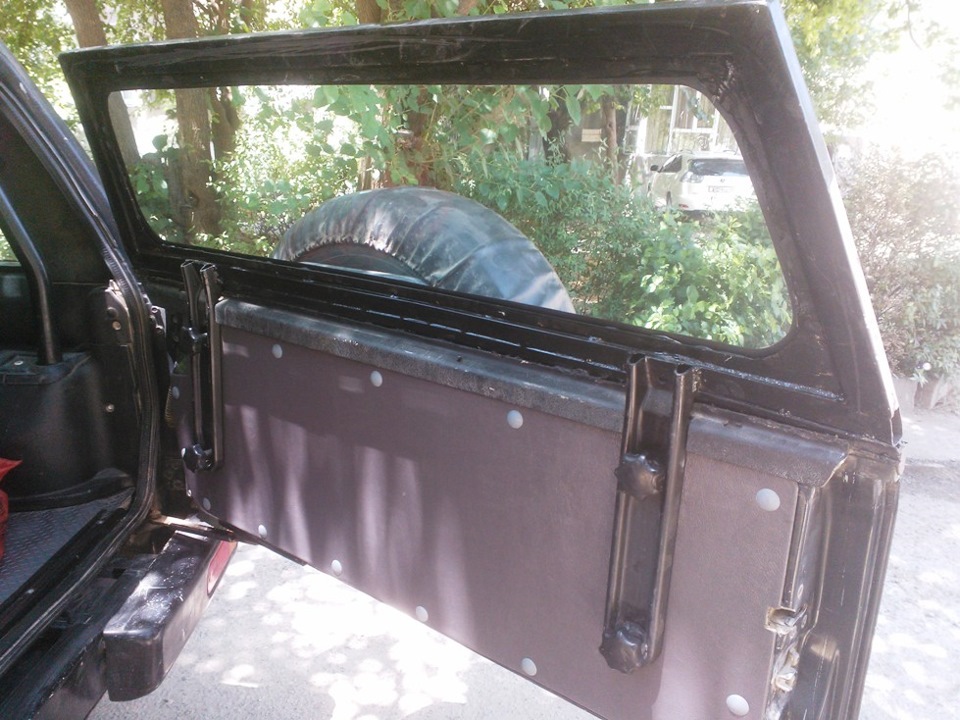 Задняя дверь, новое стекло, обшивка, и амортизаторы от газели. — DRIVE2