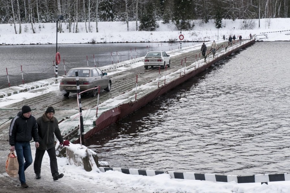 Паром зимой. Понтонная переправа Дубна. Понтонный мост Дубна Конаково. Понтонная переправа Дубна Конаково. Паромная переправа Дубна зимой.