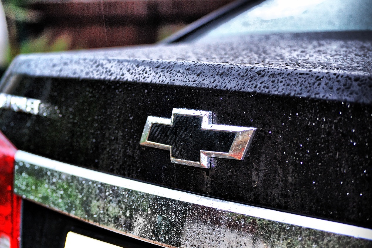 Шильдик на машине. Шильдик черный на Chevrolet. Шильдики американских машин. Шильдик для тонированного авто. Шильдик на авто якорь.