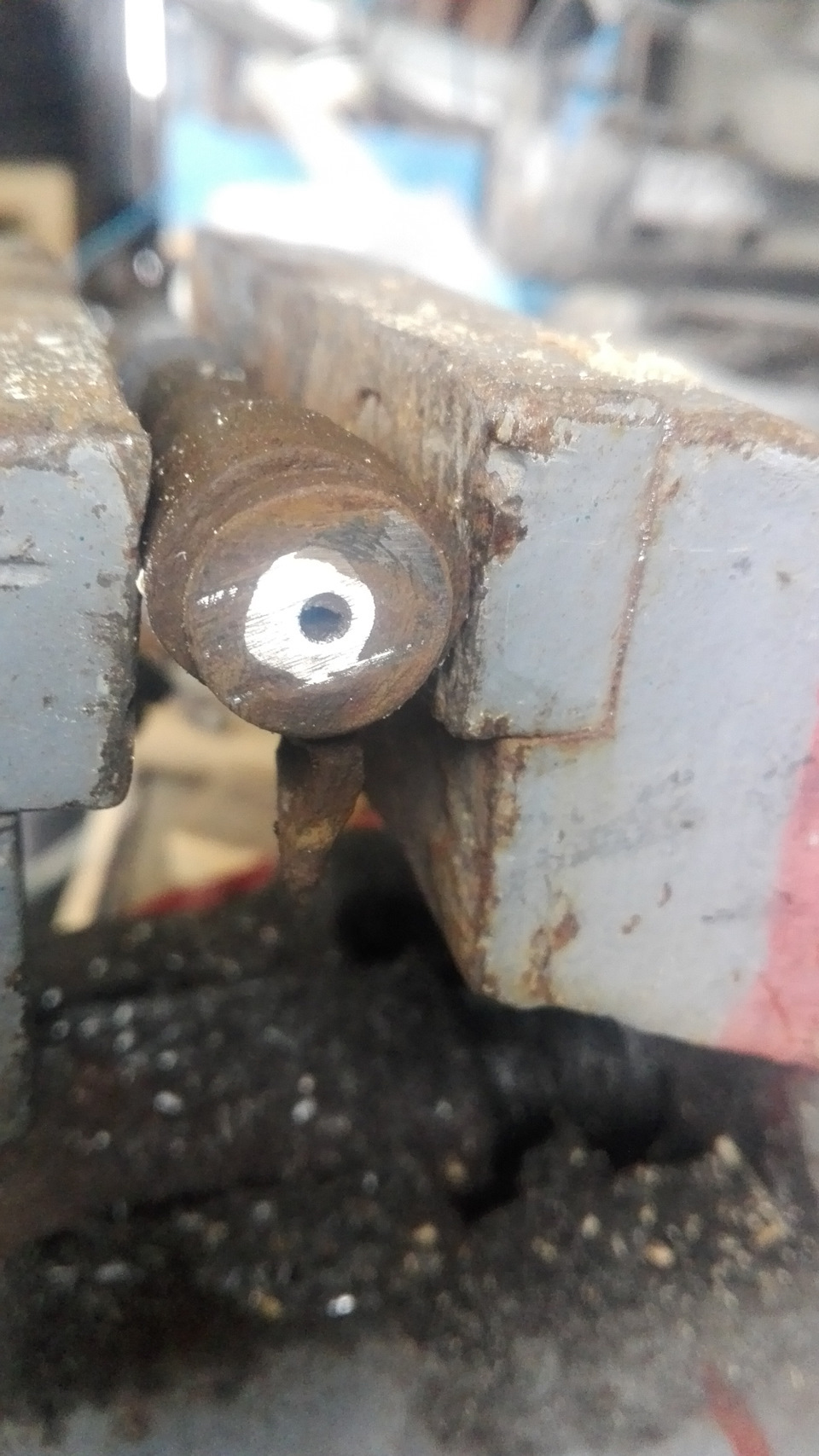 отрезаем старый шланг — Chrysler Town and Country IV