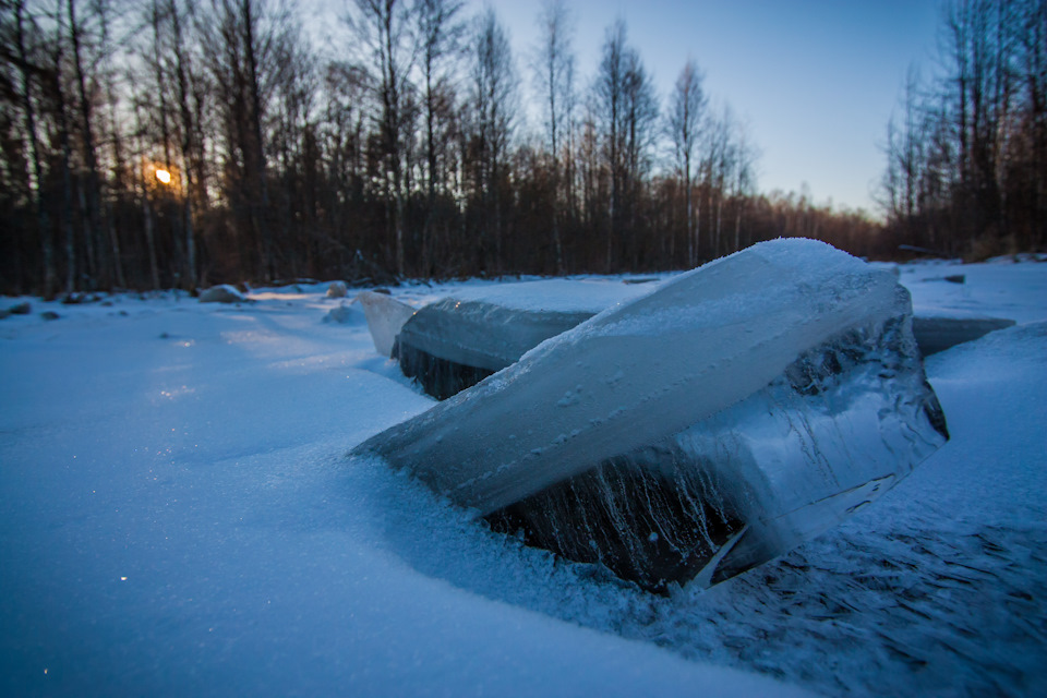 Идем по следу ГТС. Удивительно, но взломанный лед светлый и прозрачный, что совершенно не вяжется с находящимися кругом болотами. Проторенный след повторяет витиеватую траекторию ГТС, которая проходила тут несколько дней назад. — Toyota Land Cruiser Prado 90-series