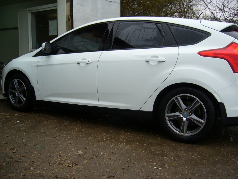 Ford Focus 3 белый хэтчбек на r18