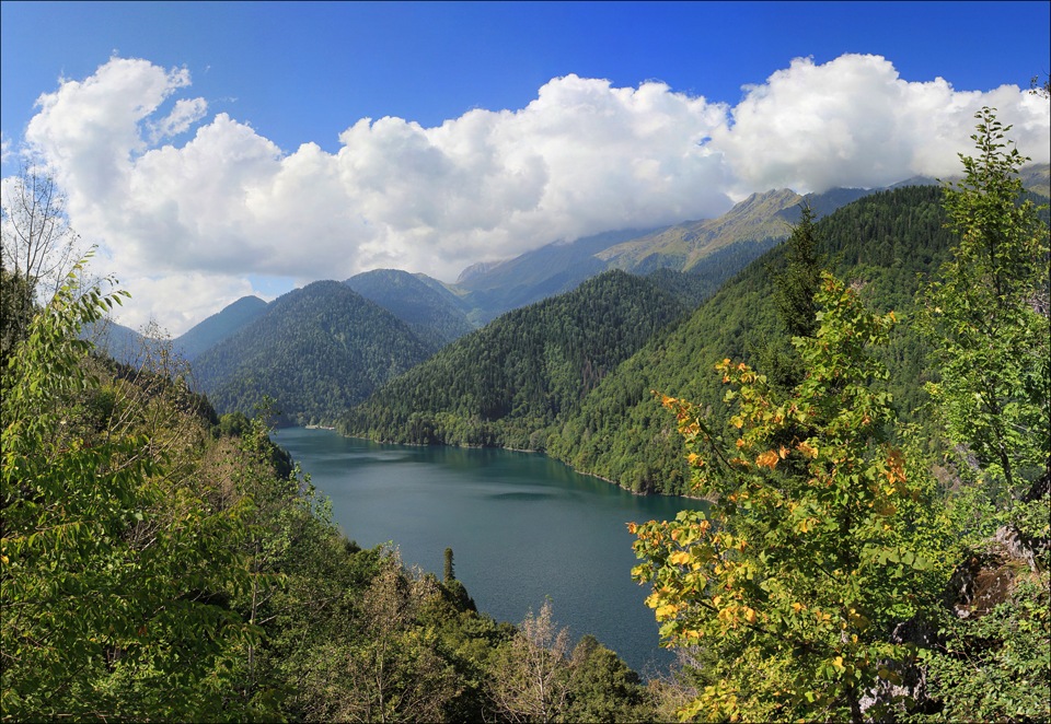 Путевки в абхазию из красноярска. Абхазия фото. Из Абхазии. Абхазия из Красноярска. Какие горы в Абхазии.