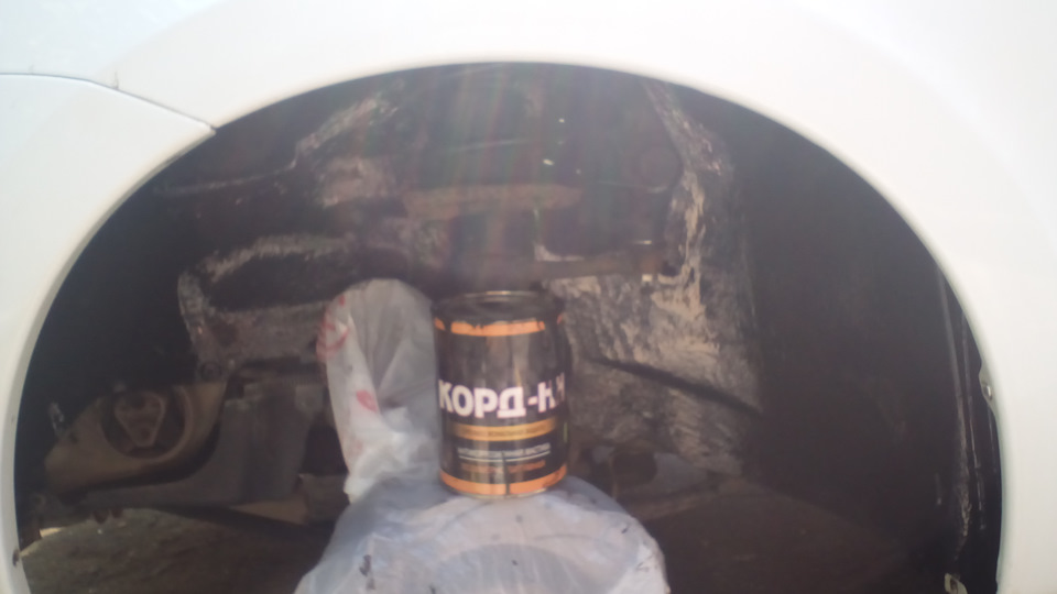 Заодно промазал арки резино-битумной мастикой, арки мыл и обезжиривал перед этим. Подкрылки снимал. — Lada Granta