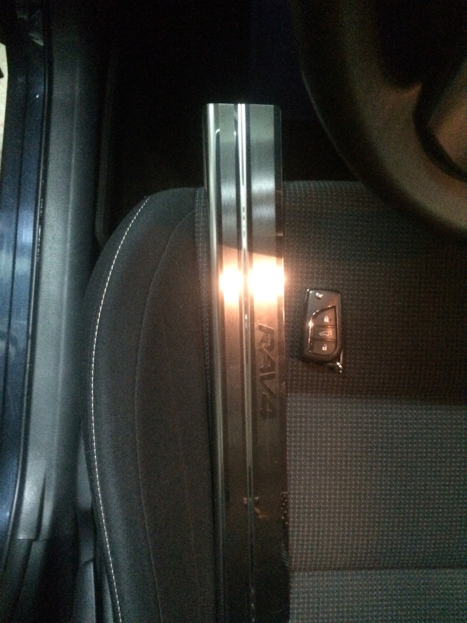 Фото в бортжурнале Toyota RAV4 (IV)