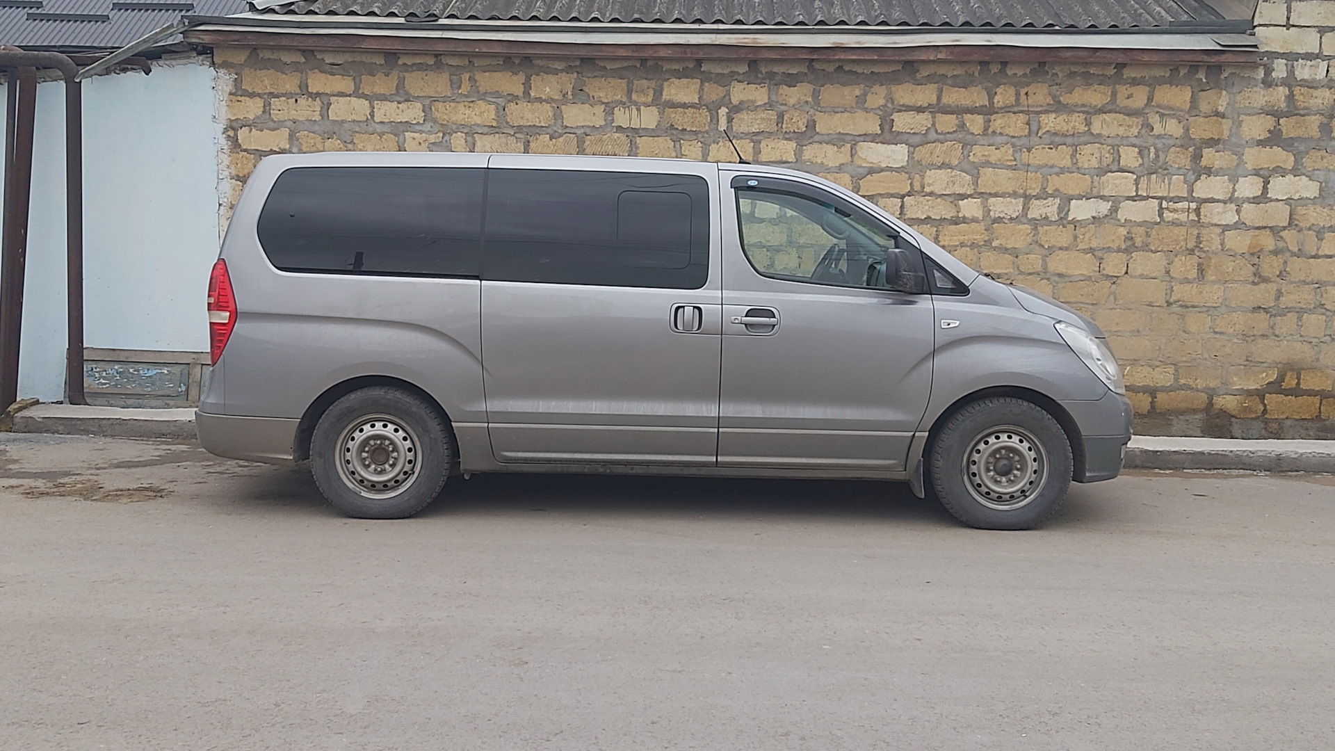 Hyundai H-1 (2G) 2.4 бензиновый 2011 | Серебристый бусик на DRIVE2