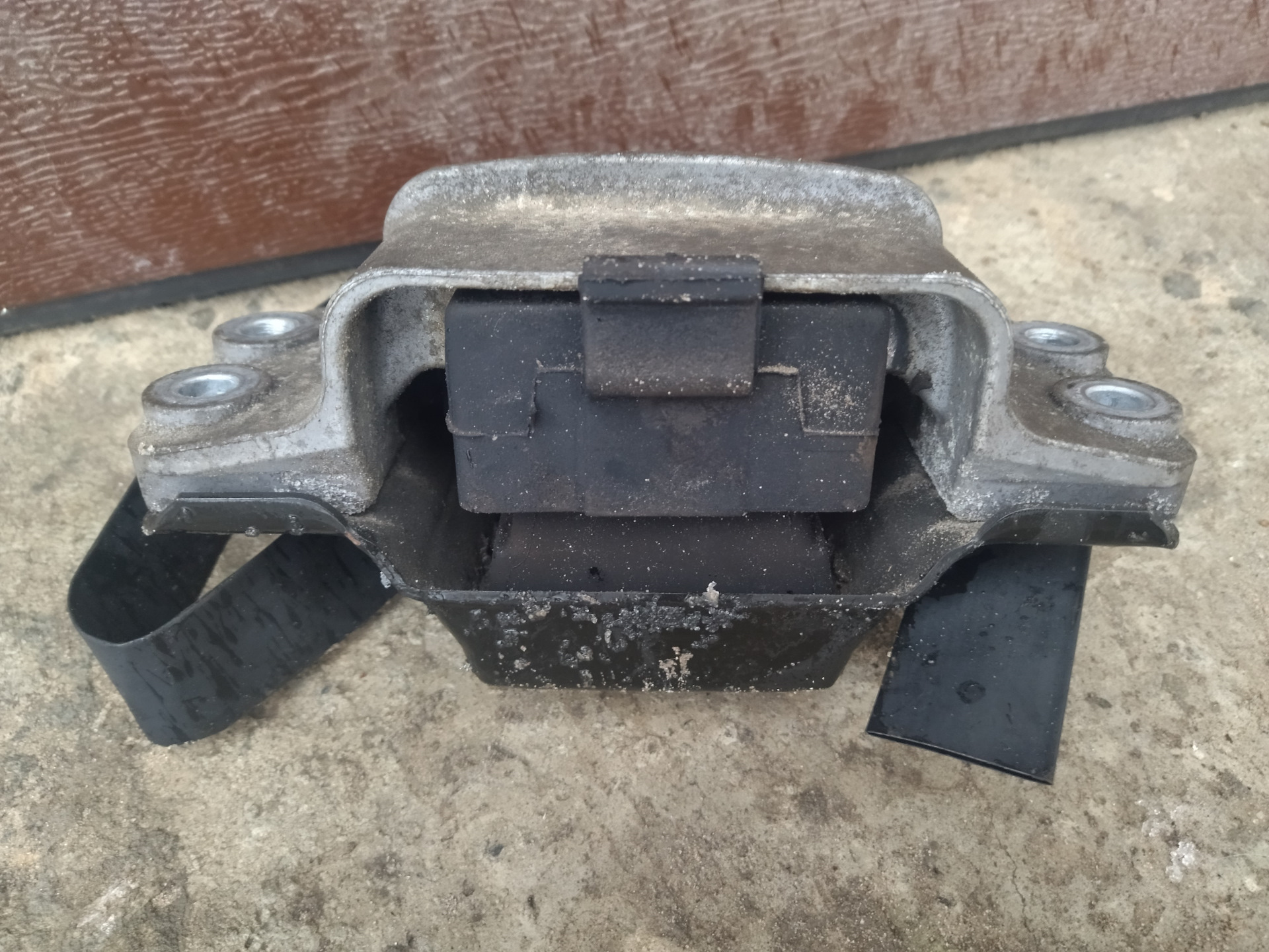 Замена левой подушки двигателя и уплотнения сайлентблоков — Volkswagen ...