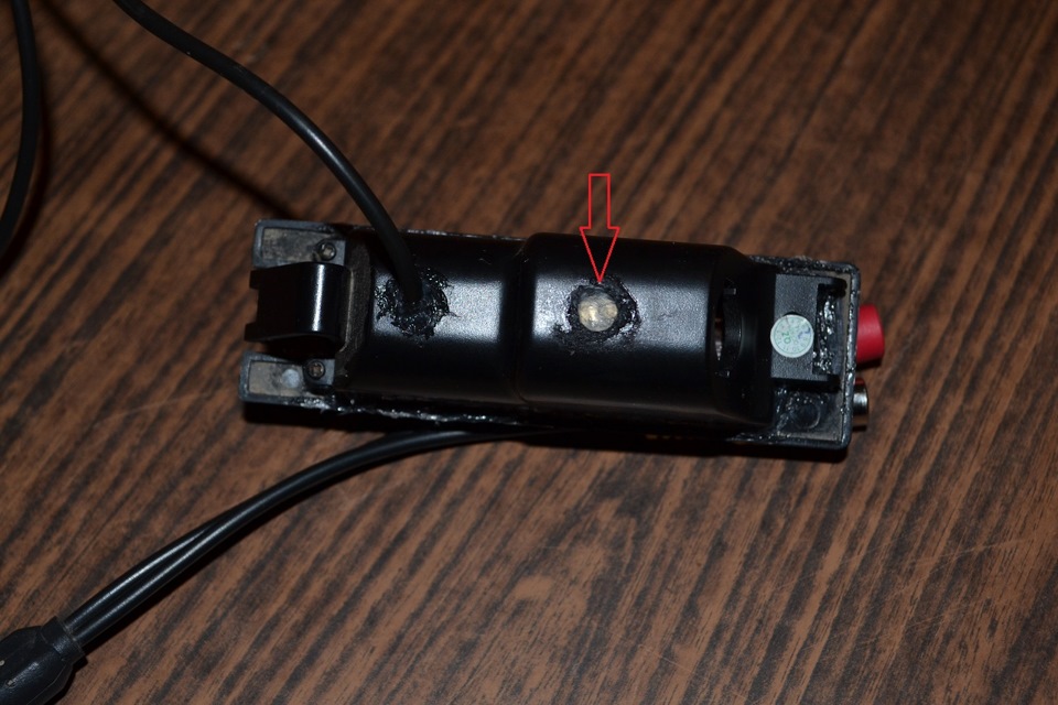 Через это отверстие попадала вода (Уже засиликонено) — Opel Zafira B