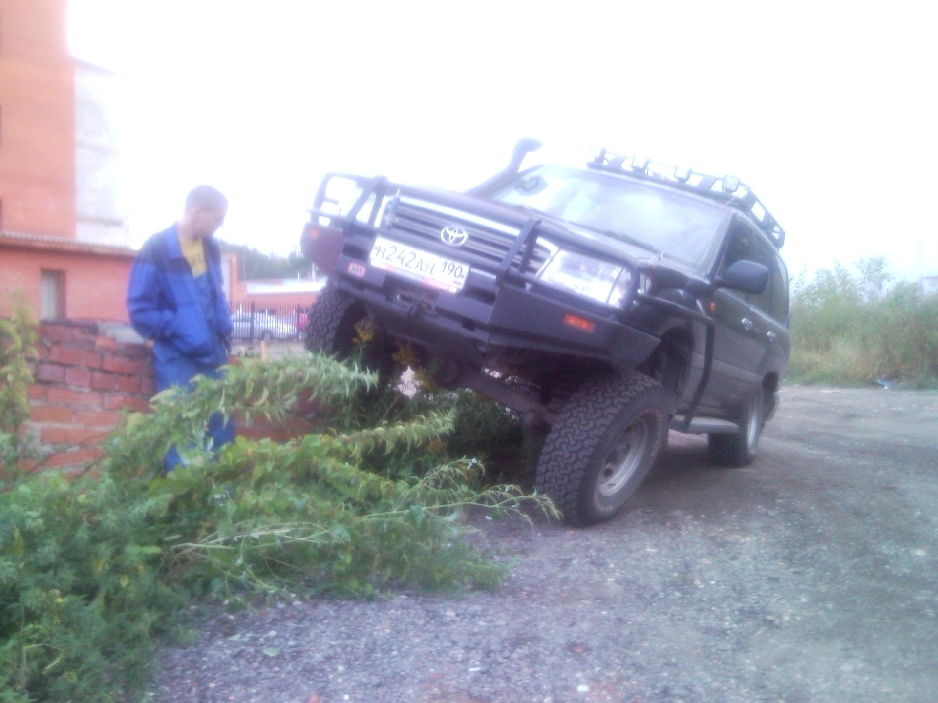 Поперечное вывешивание! так и не смог вывесить))) — Toyota Land Cruiser  100, 4,2 л, 2005 года | прикол | DRIVE2