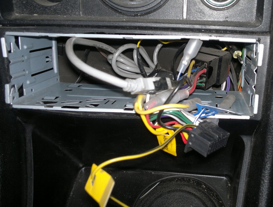 Выключение магнитолы в авто. Не работает usb разъем на автомагнитолу. Магнитола перестает работать после. Магнитола замок зажигания гранта фл. Cont assy navi nissan skyline.