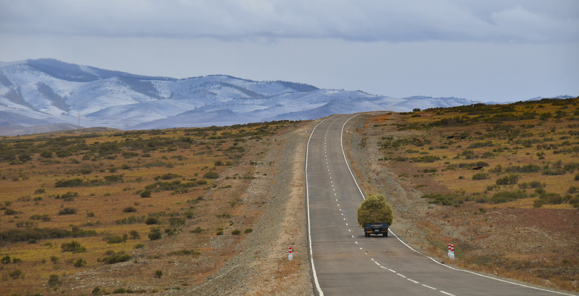 Дорога в монголию. Дорога ташанта монголия. Небо монголии дорога. Какие дороги в монголии. Автодорога между горами сверху.