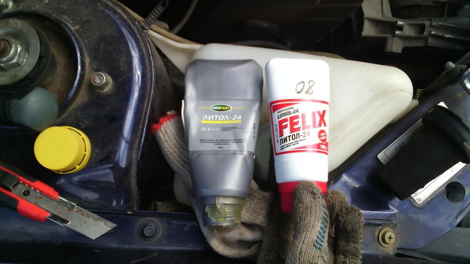 Решил смазать рейку не снимая ее — Lada Калина хэтчбек, 1,6 л, 2012 ...