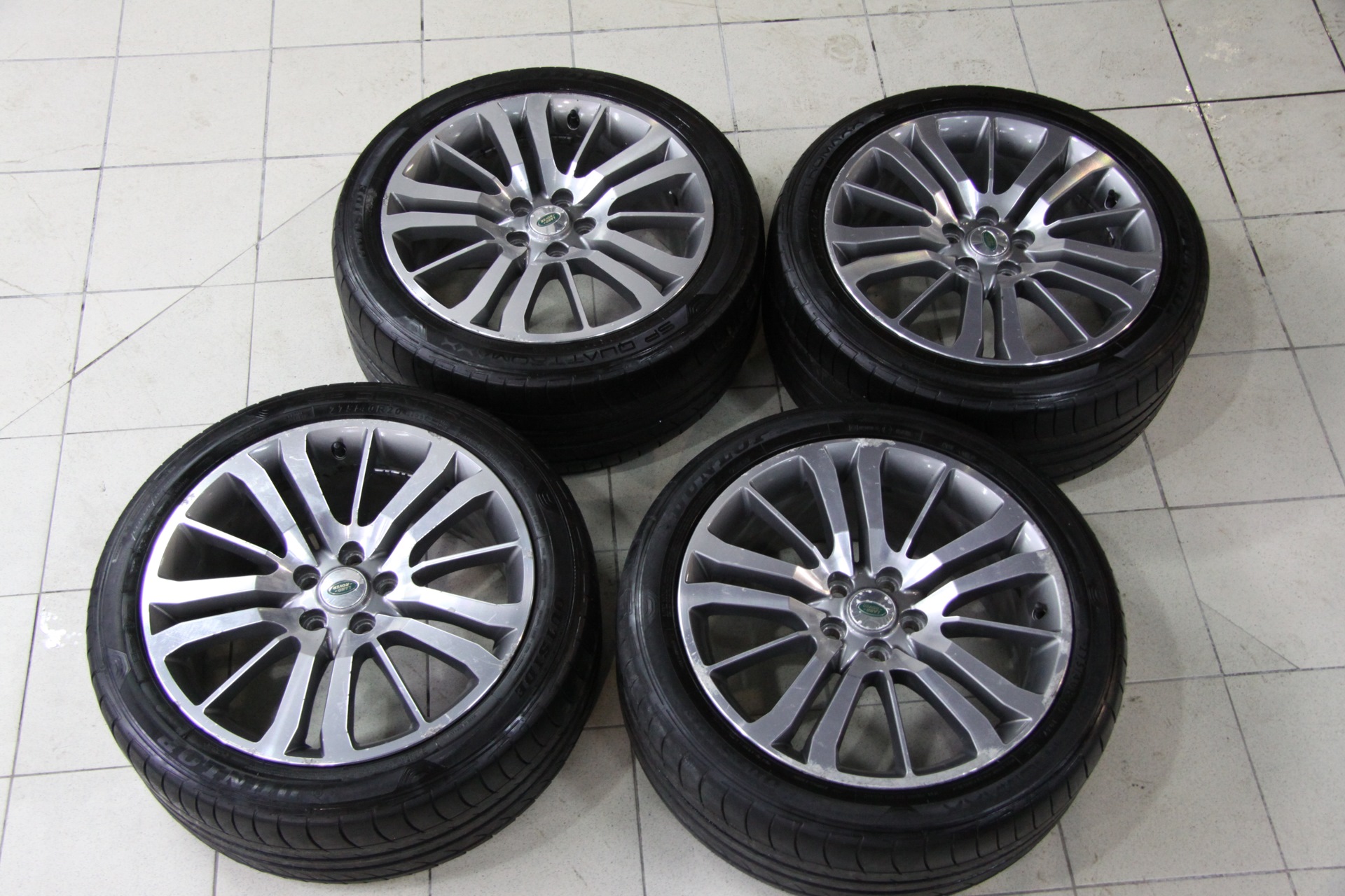 R 20. Колеса летние r20 range Rover Sport. 235/65/R19 range Rover Sport. Zeus r20 с резиной. Диски r20 374 стиль на машине.