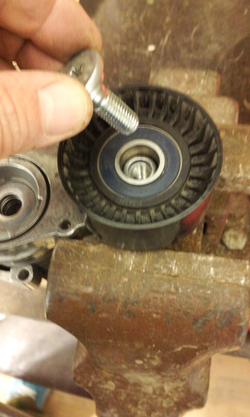 Ролик обводной кобальт. Замена ролика генератора рено сценик 4 гибрид. Натяжитель генератора джентра. Как проверить натяжной ролик. Натяжной ролик ремня генератора рено лагуна 3 бензин 1,6.