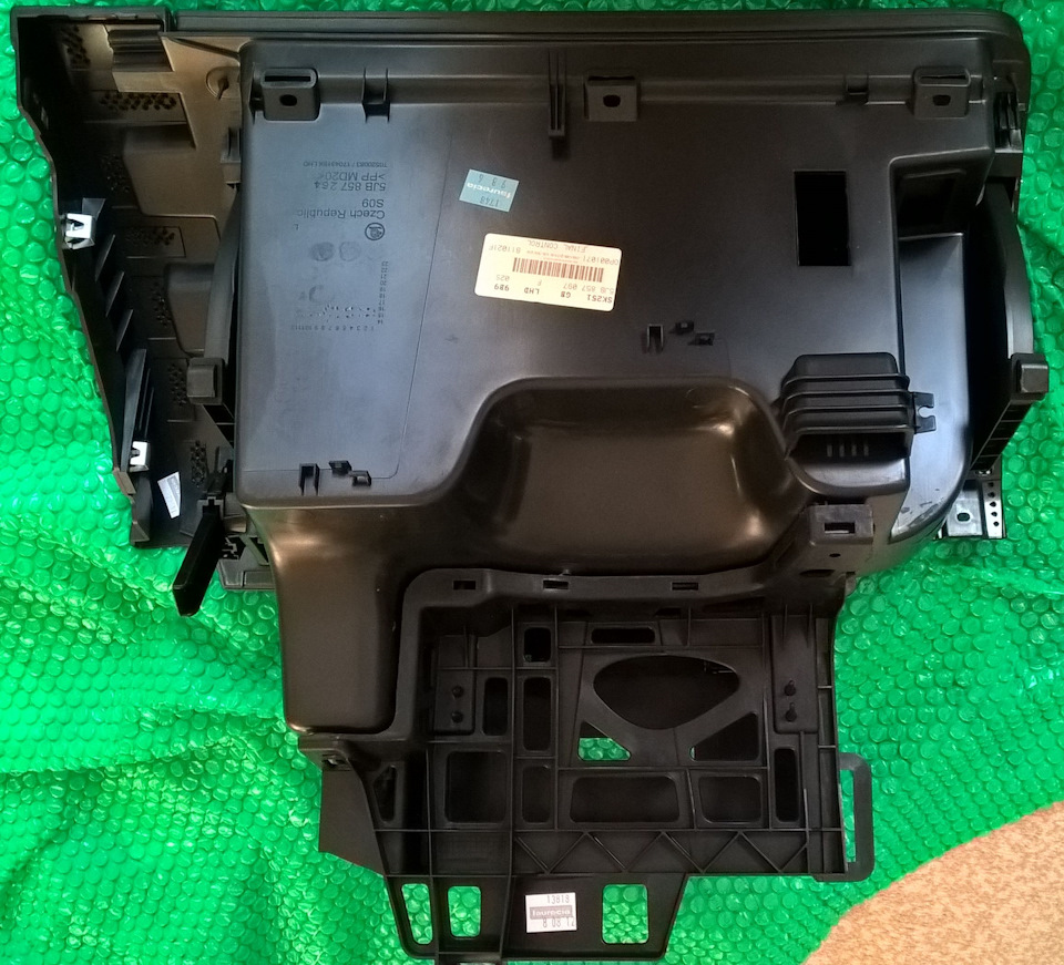 Бардачек для блока мультимедиа — Skoda Rapid (1G)