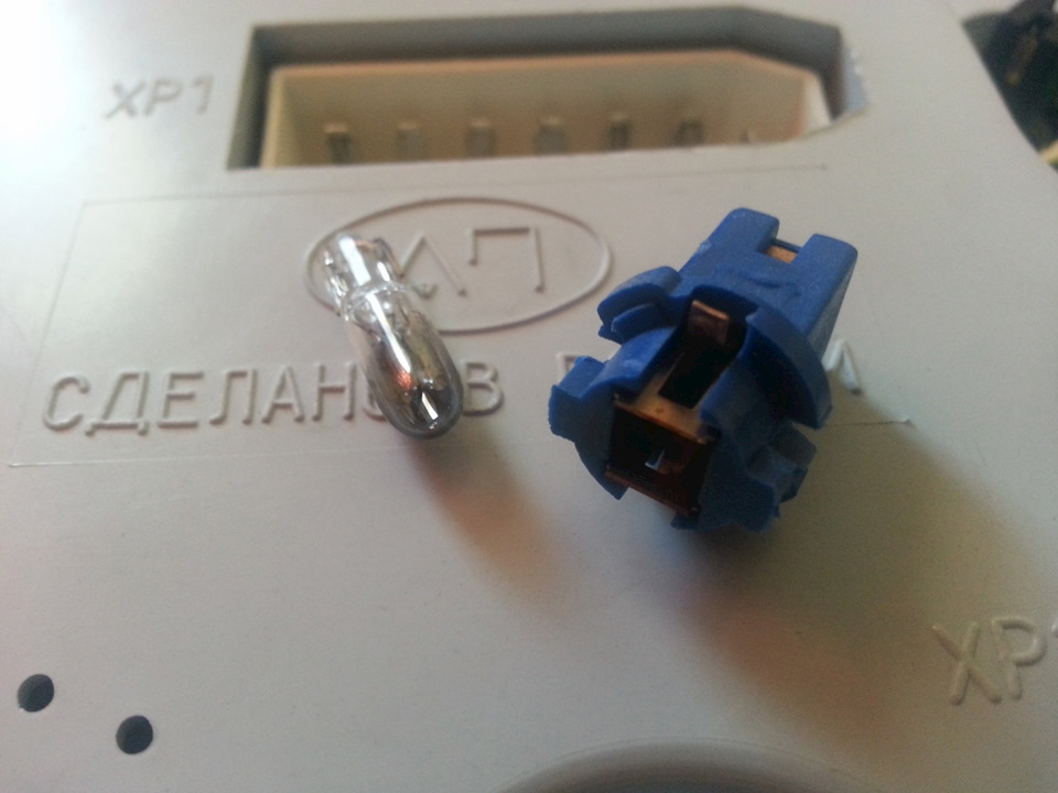 Лампы подсветки не сгоревшие но за более чем 3 года эксплуатации изрядно закоптились изнутри. — УАЗ Patriot