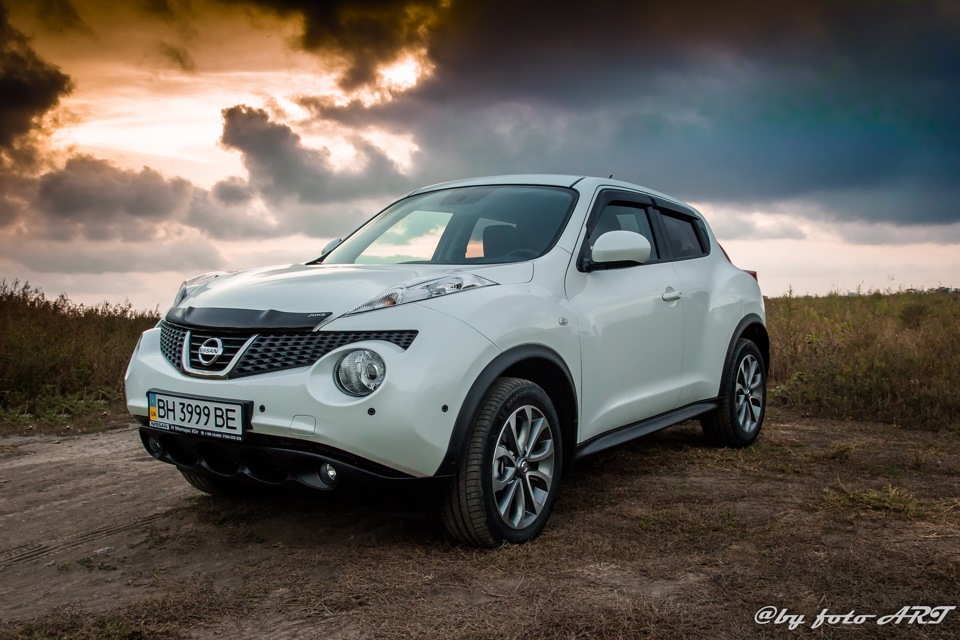 Весеннего месяца нисана в белом. Ниссан Жук 2014 белый. Nissan Juke белый. Машина Жук Ниссан белый. Nissan Juke Beyaz.