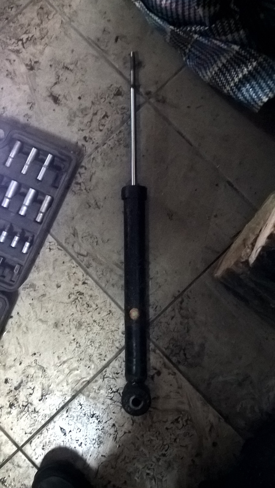 стук сзади справа — Lada Ларгус, 1,6 л, 2012 года | поломка | DRIVE2