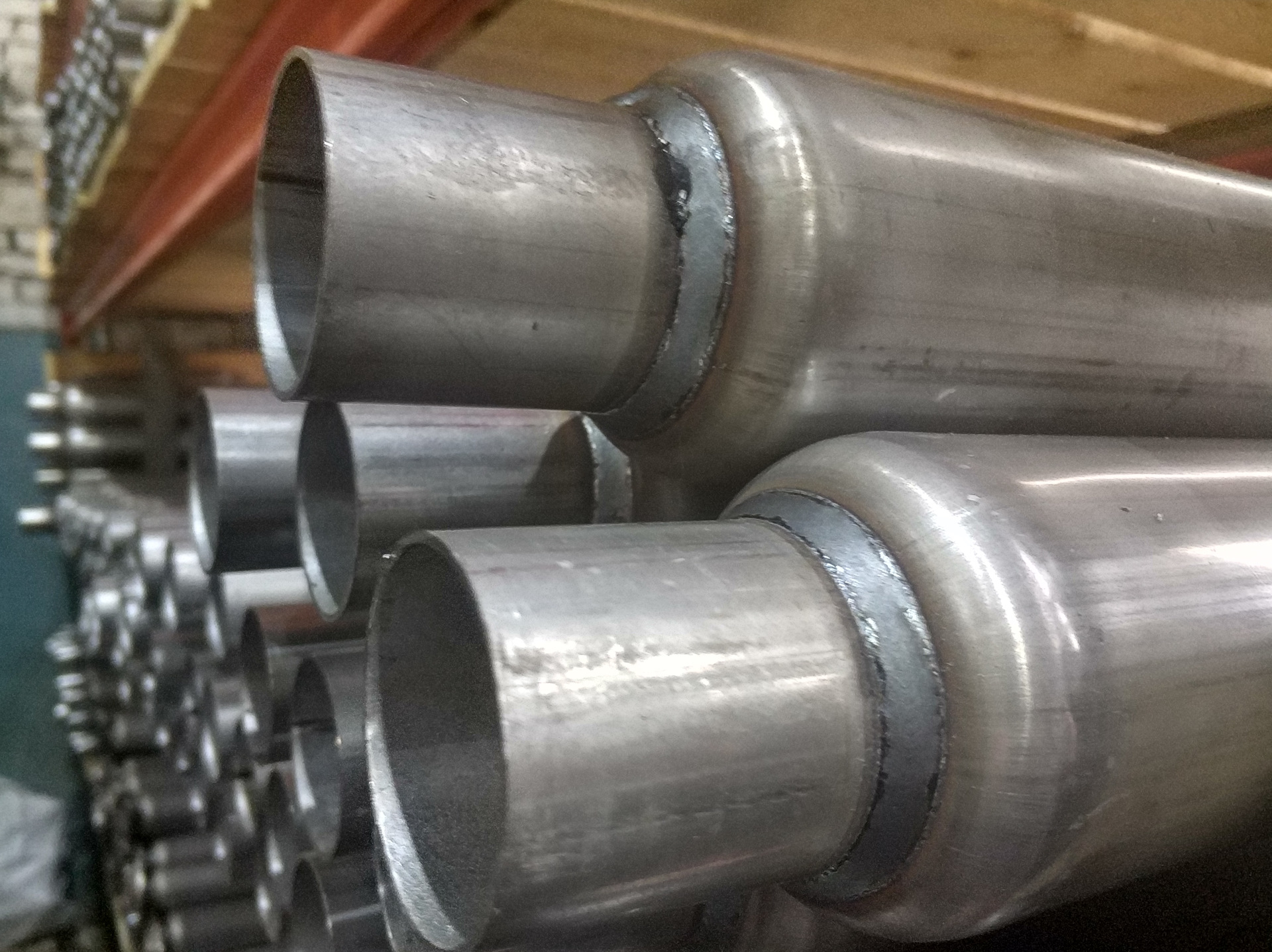 Cbd выхлопные системы. Выхлопные трубы заводов. Склад глушителей. Турецкая фирма по выпуску глушителей. Изготовление выхлопных систем из нержавейки.