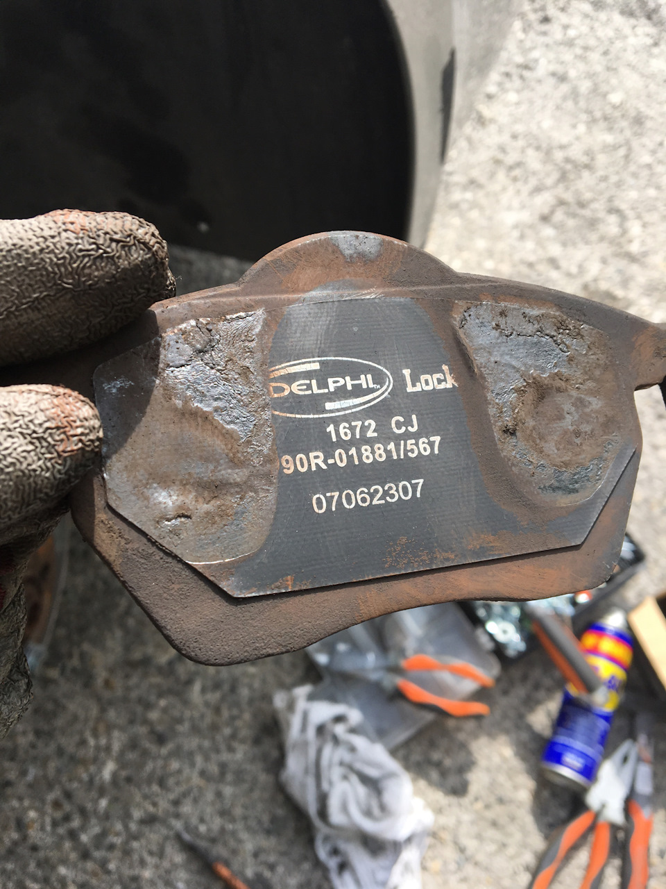 Замена передних колодок — Volkswagen Passat B5, 2 л, 2005 года | своими ...