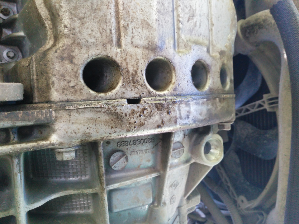 Сопливит между ДВС и колоколом коробки — Renault Duster (1G). Запчасти на фото: 0860028