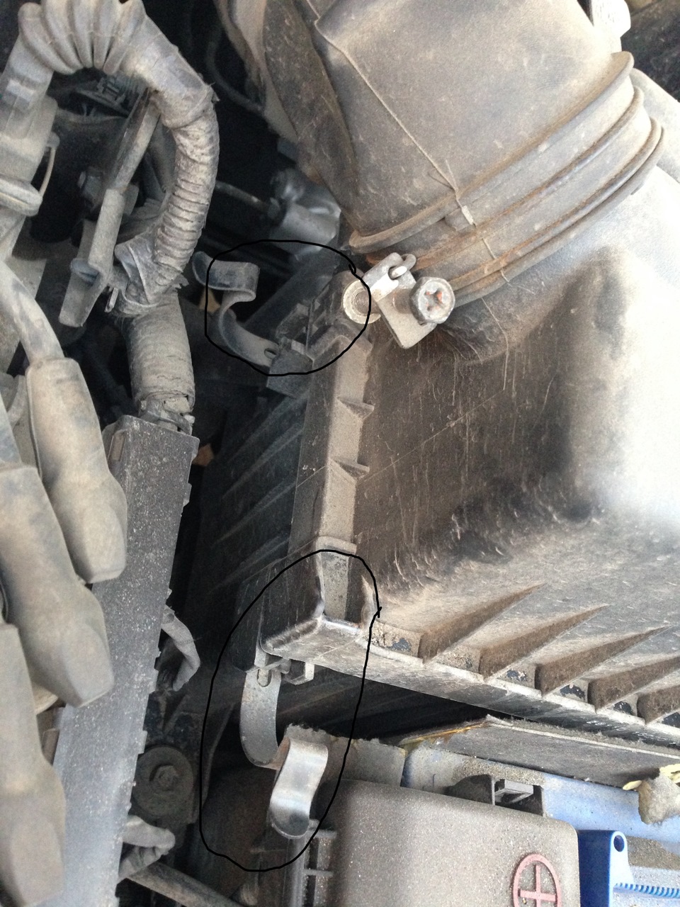 Замена воздушного фильтра. — KIA Rio 5-door (2G), 1,4 л, 2009 года ...