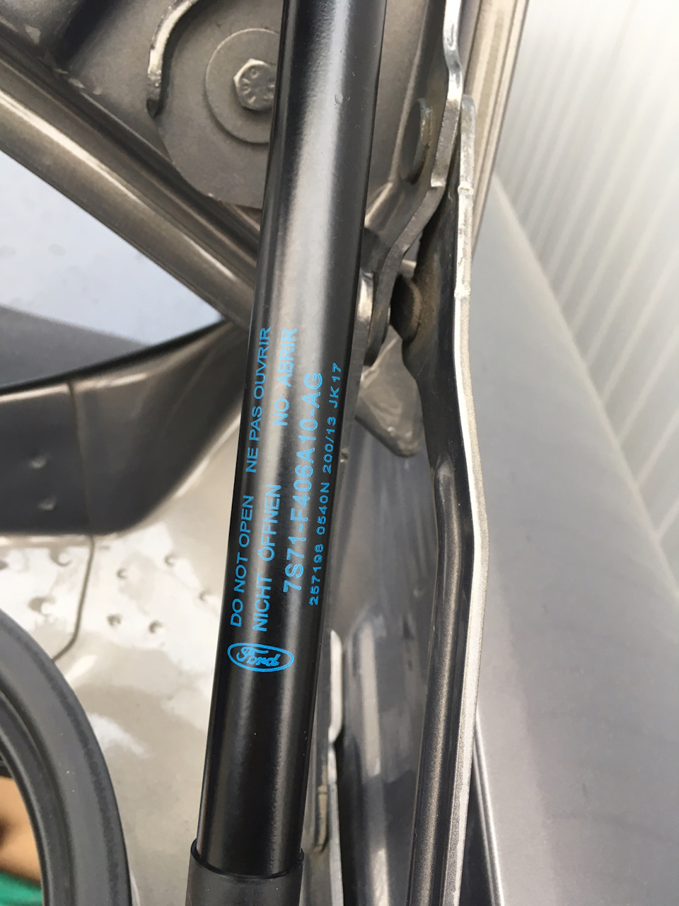 Замена упоров крышки багажника - Mitsubishi Pajero Sport (2G), 2,5 л, 2012 года 