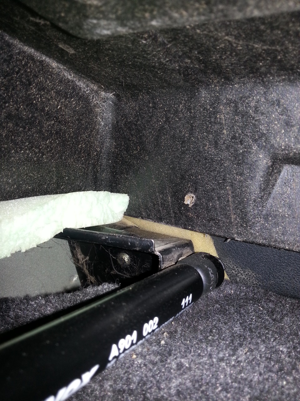 Давно сделано. Открытие багажника с кнопочки и газовые упоры — Lada ...