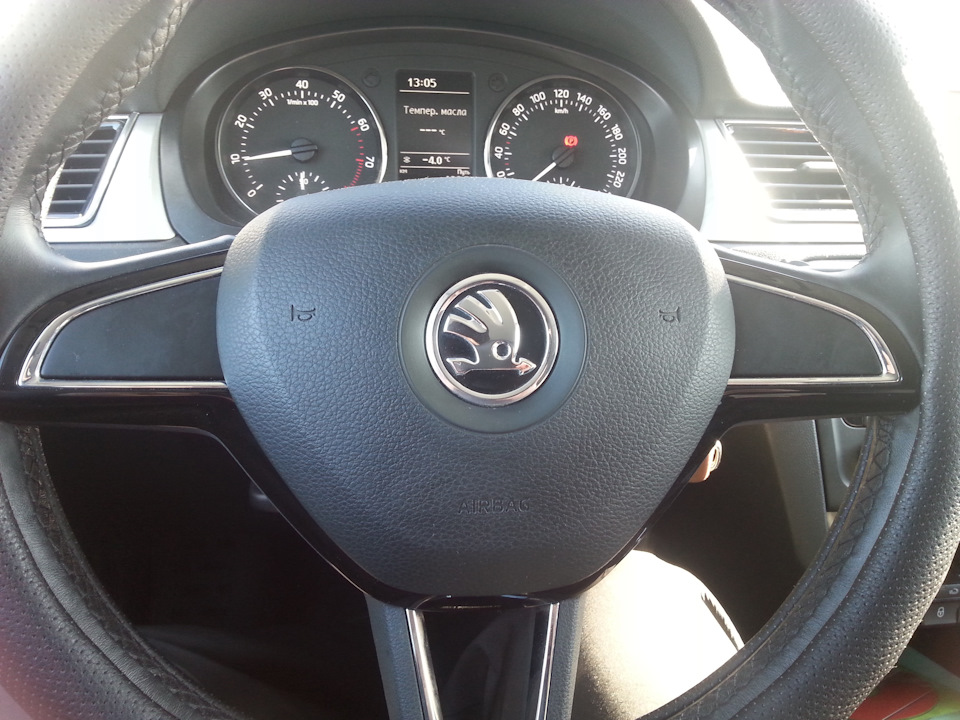 Декоративная накладка на рулевое колесо — Skoda Rapid (1G), 1,6 л, 2013 ...
