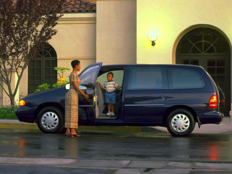 Вот так можно было выбраться с задних рядов с 1998 года — Ford Windstar I