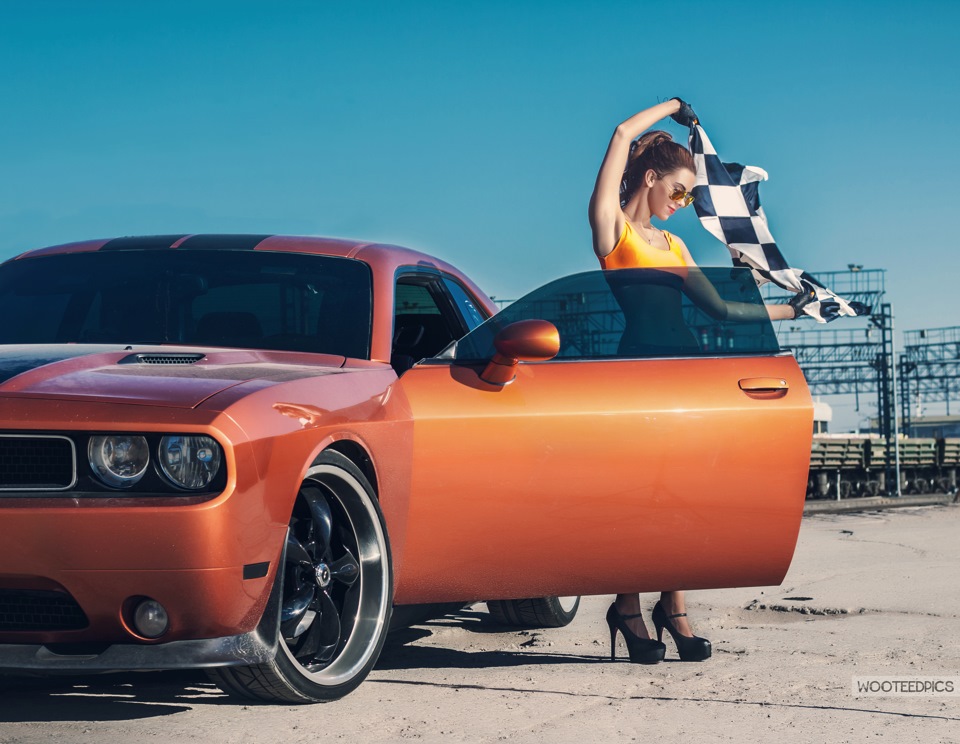 Dodge Challenger srt8 с девушкой