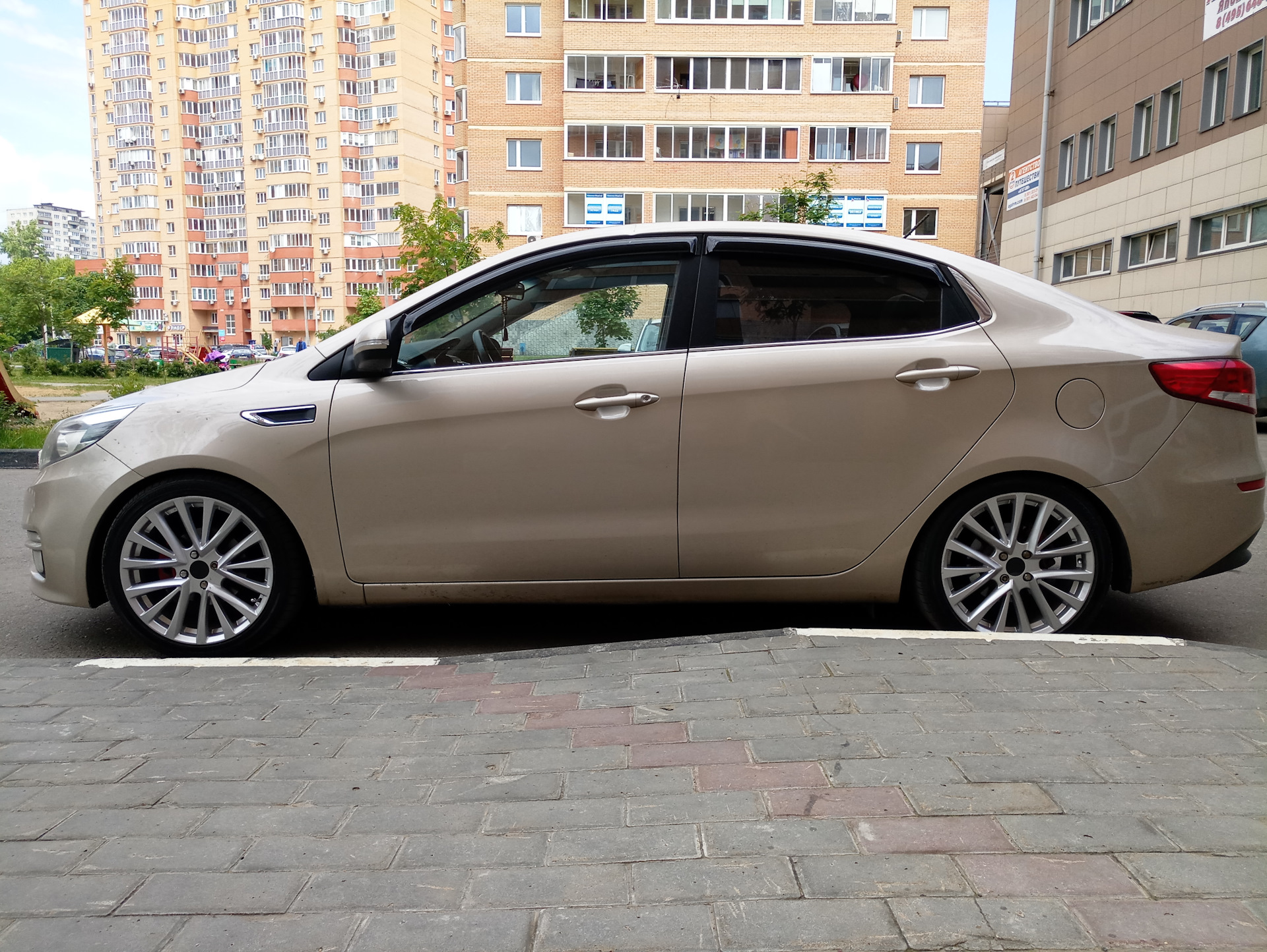 Kia rio 3 хэтчбек технорессор -50. Форд фокус 3 р17. Форд фокус 2 рестайлинг хэтчбек белый на 17 дисках. Kia rio 4 r17. Renault megane 3 r17.