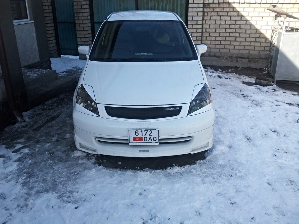 Стрим фары. Хонда стрим 2001 реснички. Реснички Honda Stream. Реснички Хонда стрим. Хонда стрим 2004 2.0 Абсолют черный.