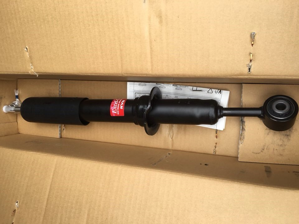 48530 амортизатор тойота. амортизатор kyb 741072. задние стойки toyota land cruiser 100. амортизаторы tokico prado 120. ленд крузер прадо задние амортизаторы.